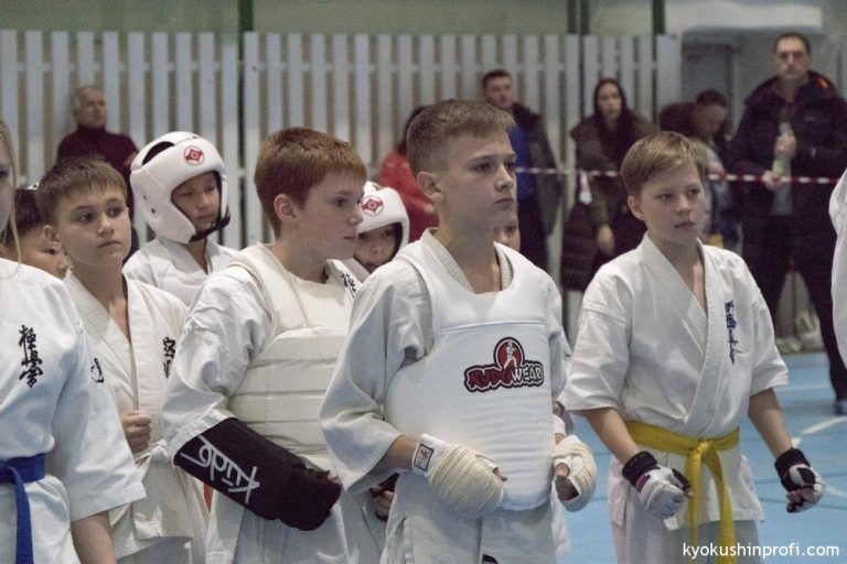 Свыше 60 спортсменов приняли участие в первенстве Южно-Сахалинска по карате фото
