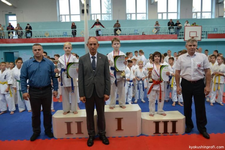 Первенство и Чемпионат Амурской области по киокусинкай среди юношей и девушек фото